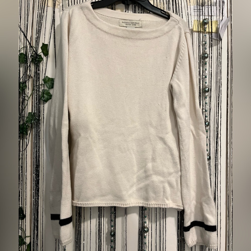 WHITE SWEATER